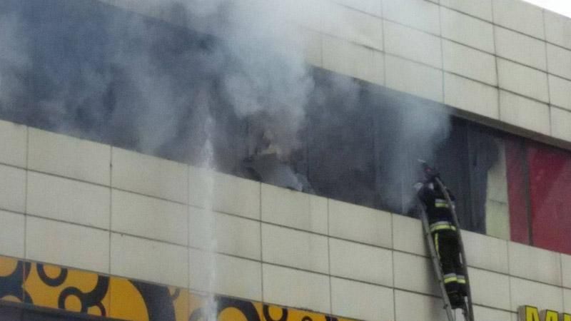 В Одессе горит автосервис, движение на дороге затруднено В Одессе горит автосервис, движение на дороге затруднено