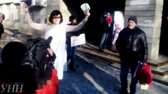 В Мариуполе люди вышли на протест В Мариуполе люди вышли на протест