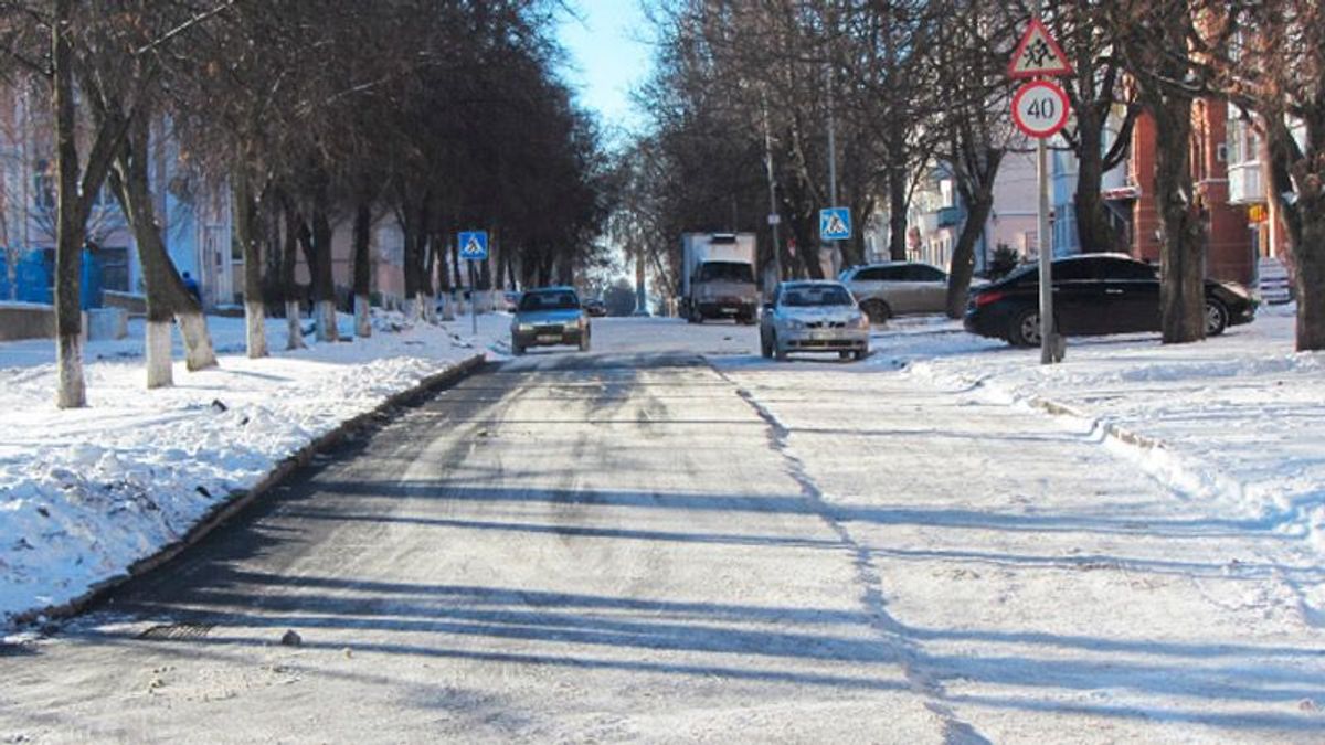 Полтавські дороги заасфальтували поверх снігу Полтавські дороги заасфальтували поверх снігу