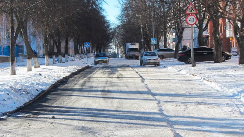 Полтавские дороги заасфальтировали поверх снега