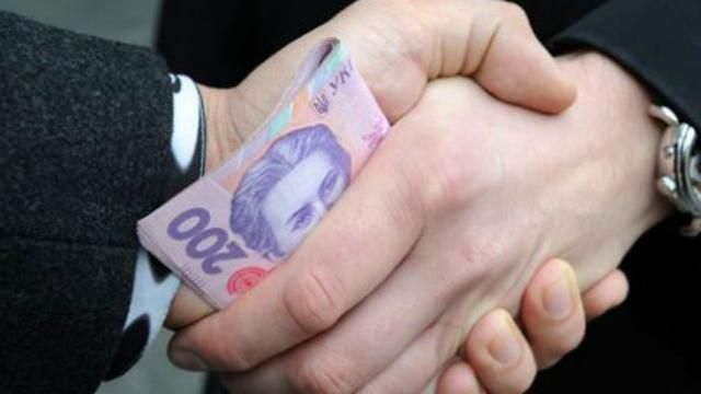 Ще одного столичного поліцейського впіймали на кругленькому хабарі Ще одного столичного поліцейського впіймали на кругленькому хабарі