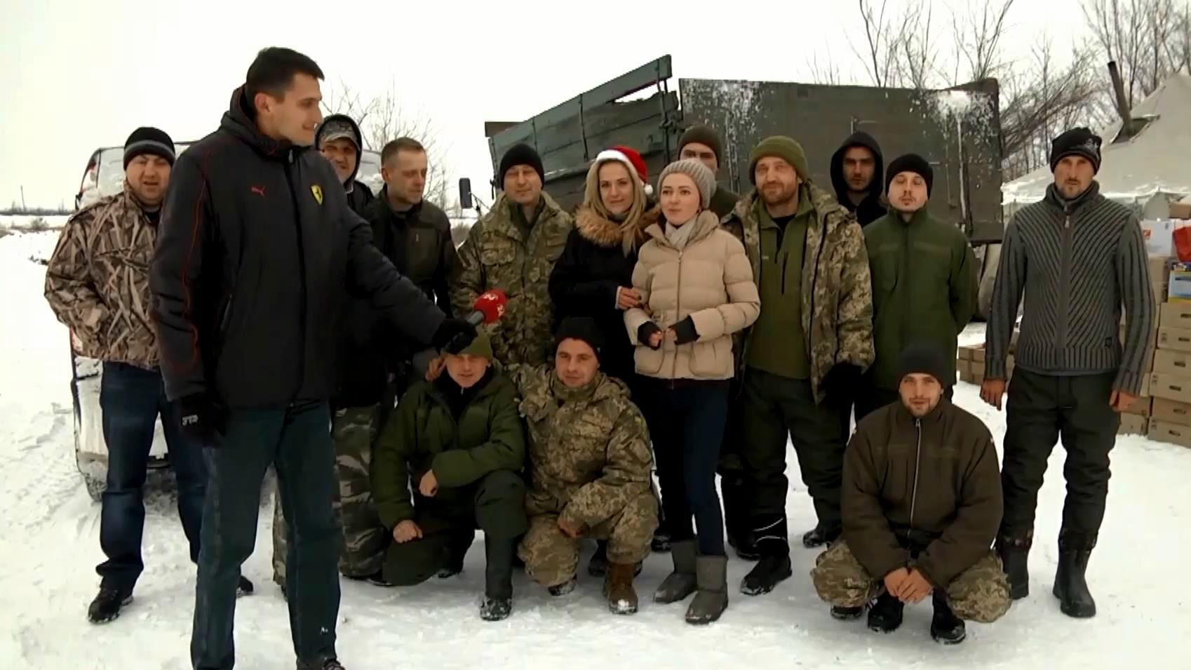 Сотни килограммов подарков получили украинские военные на передовой