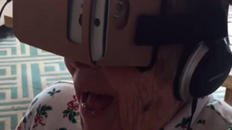 Бабуся розвеселила мережу реакцією на віртуальну реальність