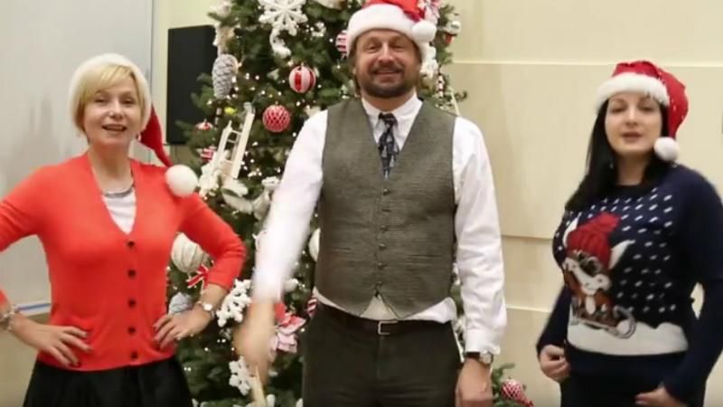 Американські дипломати весело заспівали Jingle Bells українською 