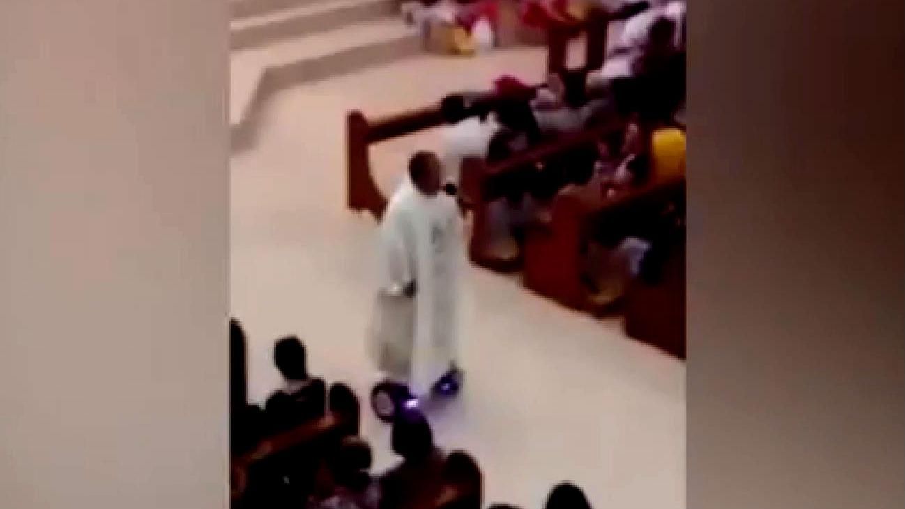 Філіппінський священик відслужив месу, застосувавши нові технології Філіппінський священик відслужив месу, застосувавши нові технології