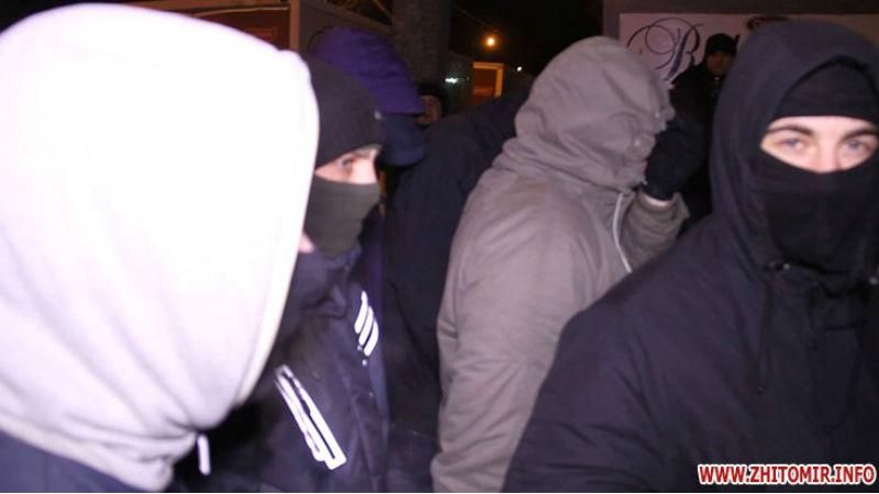 Кондитерську фабрику в Житомирі намагались захопити "тітушки" Кондитерську фабрику в Житомирі намагались захопити "тітушки"