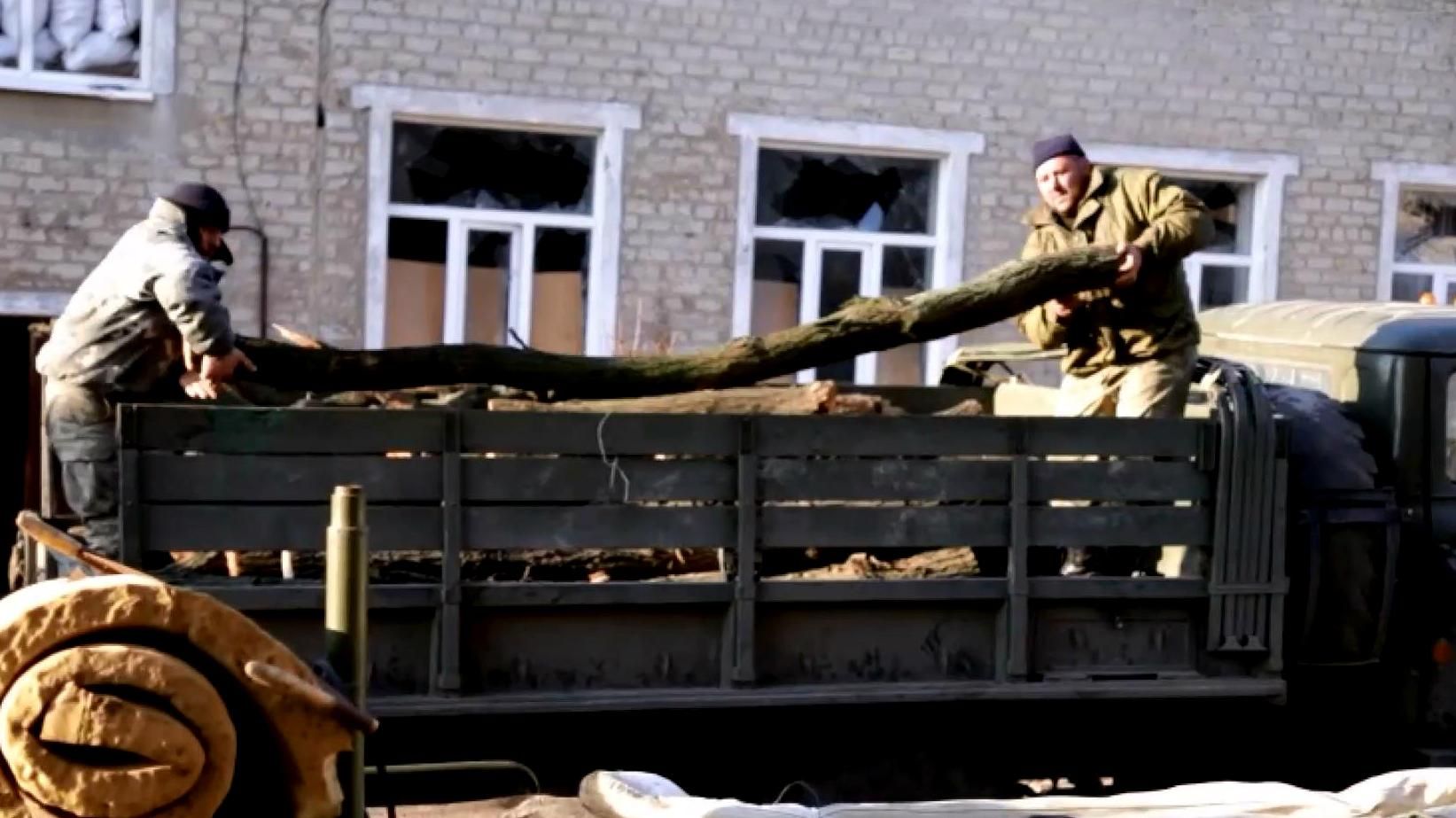 Як українські бійці підтримують святковий настрій у безпосередній близькості ворога Як українські бійці підтримують святковий настрій у безпосередній близькості ворога