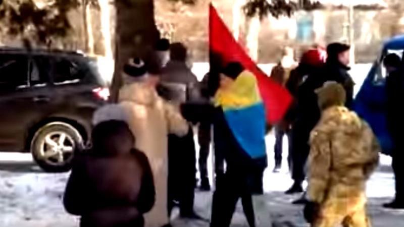 Дедушка устроил драку из-за поваленного Ленина Дедушка устроил драку из-за поваленного Ленина