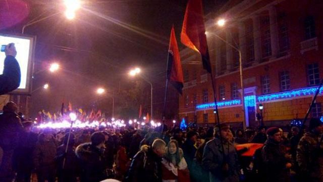 Кияни вийшли на вулиці, аби відзначити день народження Бандери Кияни вийшли на вулиці, аби відзначити день народження Бандери