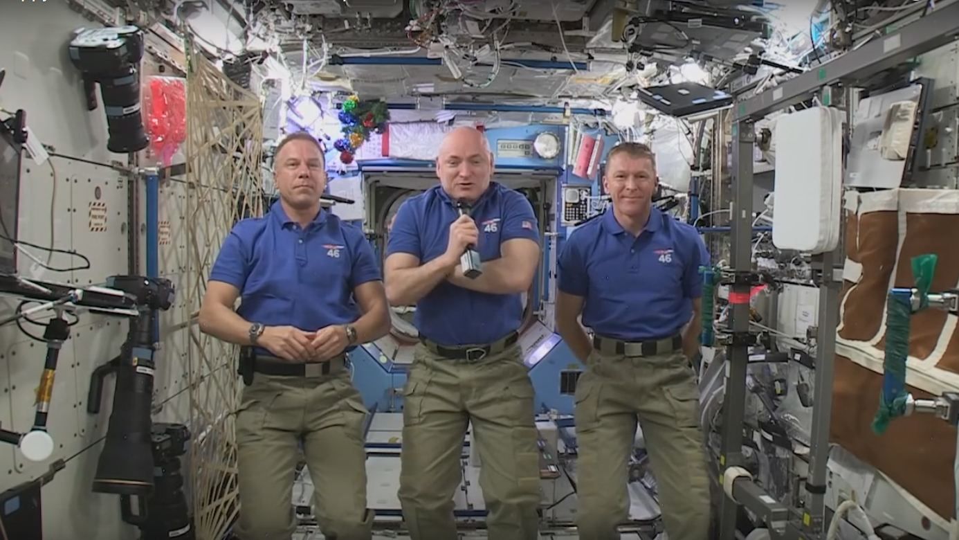 Жителей Земли поздравили с Новым годом из космоса Жителей Земли поздравили с Новым годом из космоса