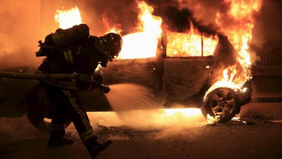"Горячая" новогодняя ночь во Франции: злоумышленники подожгли более 800 автомобилей