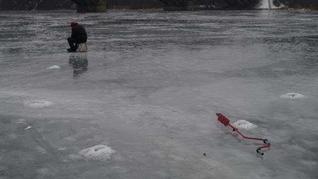 У Києві рибалки провалились під кригу, є жертви