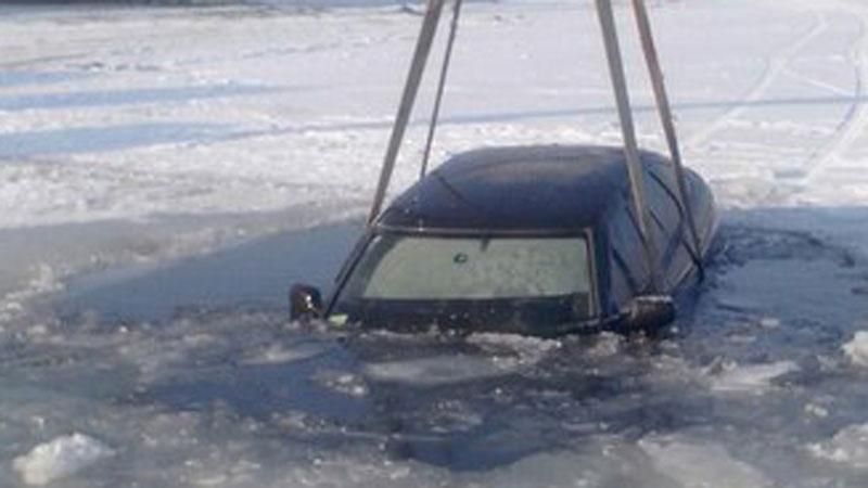 Автомобіль провалився під кригу в Черкасах