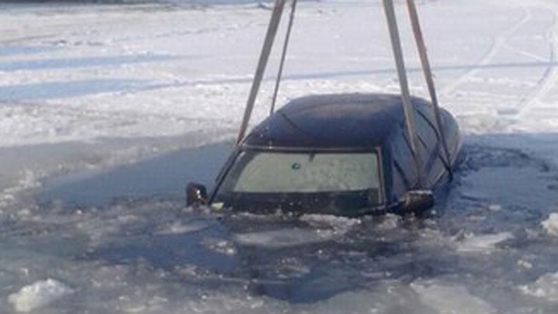 Автомобиль провалился под лед в Черкассах