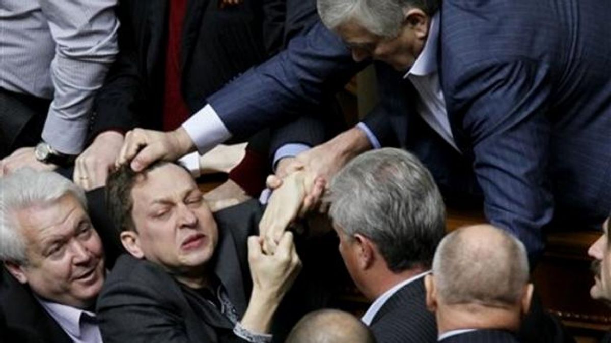 Найбрутальніші бійки у Раді в одному відео