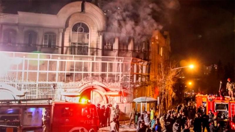 Іранські демонстранти розтрощили посольство Саудівської Аравії Іранські демонстранти розтрощили посольство Саудівської Аравії