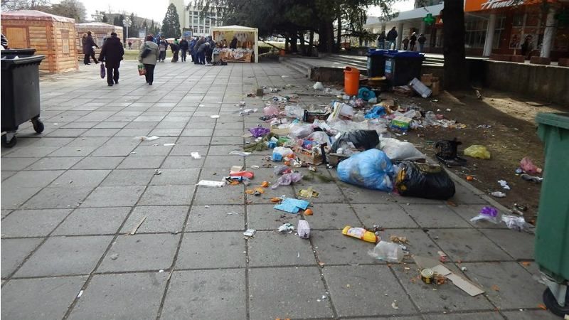 Оккупированная Ялта утонула в мусоре после новогодних празднований