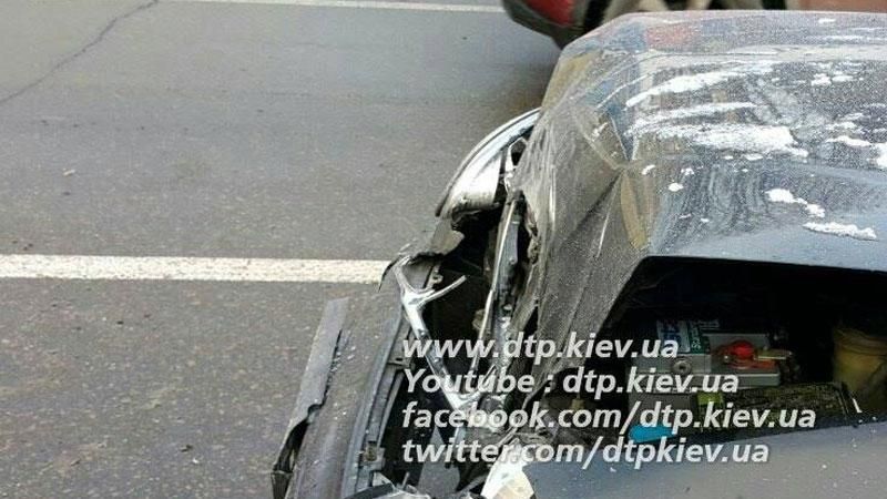 Автобус и 5 автомобилей столкнулись в Киеве Автобус и 5 автомобилей столкнулись в Киеве