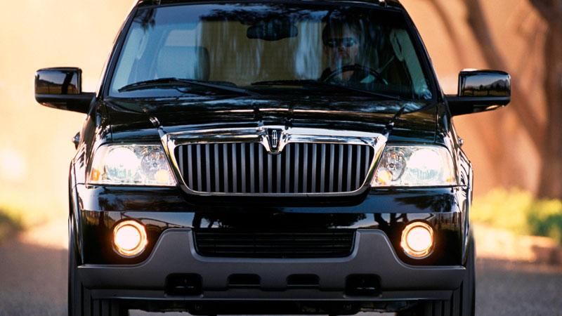 Невідомі викрали "Лінкольн" у Києві, пригрозивши водію ножем Невідомі викрали "Лінкольн" у Києві, пригрозивши водію ножем
