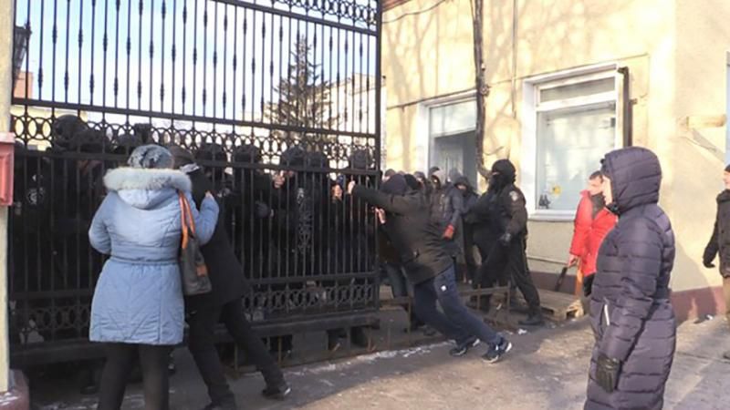 Бійня у Житомирі: працівники кондитерської фабрики побилися з "тітушками"