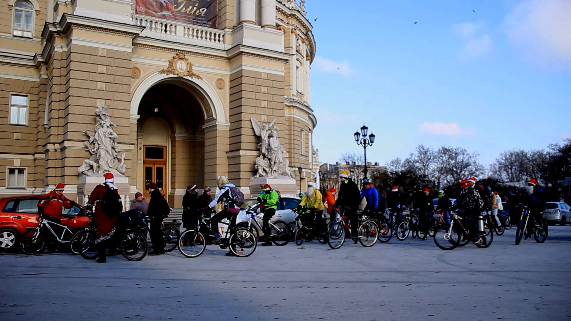 Сладости и горячий чай раздавали одесситам Деды Морозы
