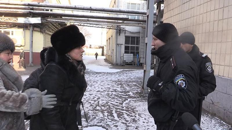 Поліція взяла під охорону скандальну кондитерську фабрику у Житомирі Поліція взяла під охорону скандальну кондитерську фабрику у Житомирі