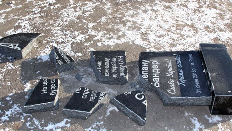 Неизвестные разбили памятник Бандере в Ровно Неизвестные разбили памятник Бандере в Ровно