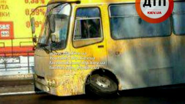 У Києві під час руху почала розпадатись маршрутка У Києві під час руху почала розпадатись маршрутка