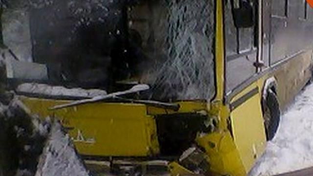 Під Києвом маршрутка врізалась у дерево, є постраждалі Під Києвом маршрутка врізалась у дерево, є постраждалі