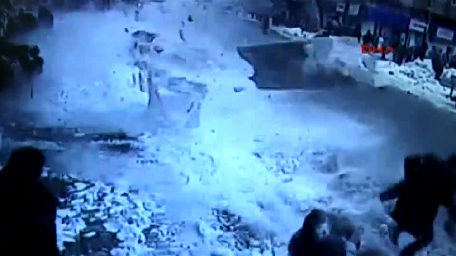 Несподіваний сніговий обвал завалив перехожих у Туреччині Несподіваний сніговий обвал завалив перехожих у Туреччині