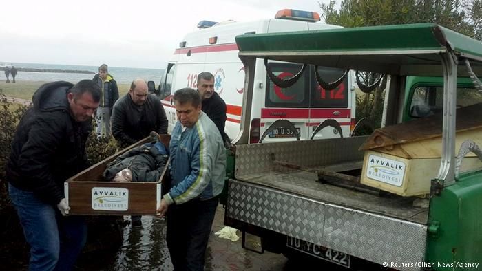 Более 30 тел беженцев прибило к турецкому побережью Более 30 тел беженцев прибило к турецкому побережью