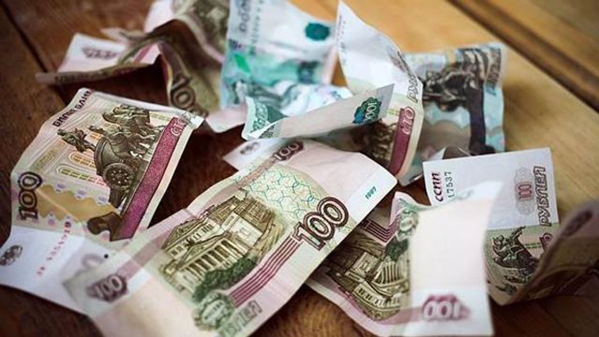 Російський рубль разом з нафтою продовжує "бити рекорди"