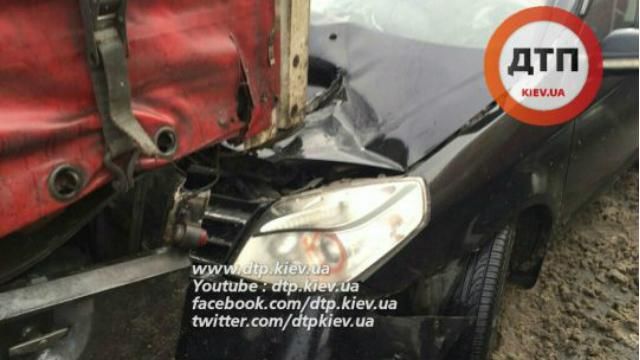 ДТП в Киеве: девушка на Geely влетела в грузовик