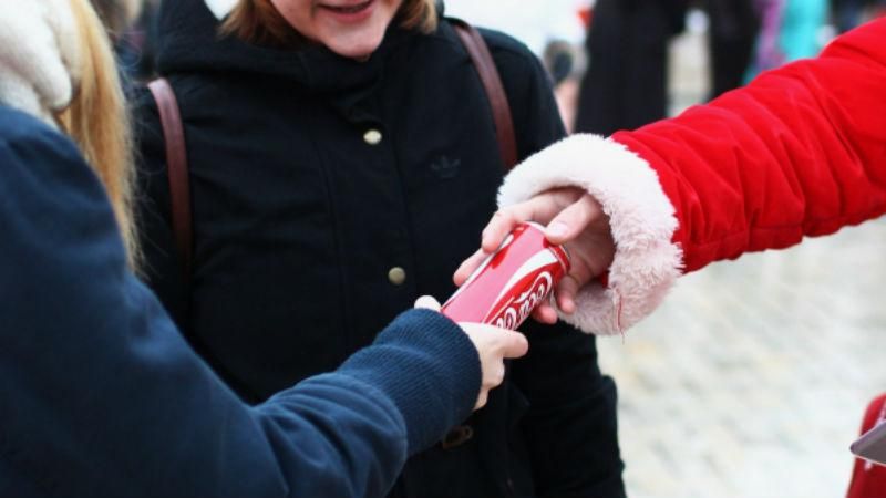 Кияни пробачили Coсa-Cola: величезна черга за безкоштовним напоєм Кияни пробачили Coсa-Cola: величезна черга за безкоштовним напоєм