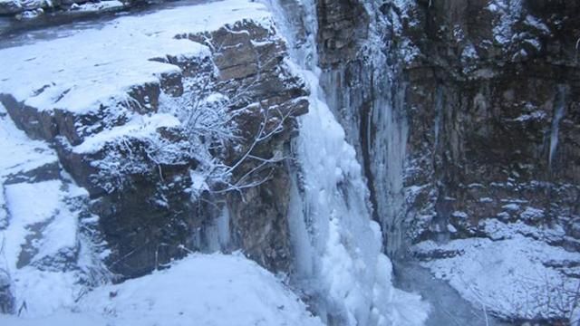 Новорічні морози скували кригою один з найгарніших водоспадів України