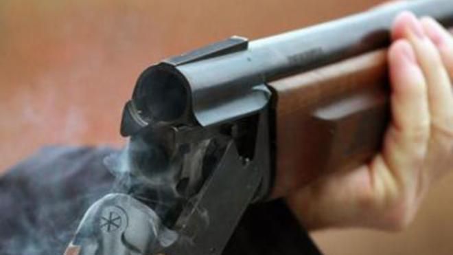 В Киевской области мужчина подстрелил ребенка, который играл с петардами В Киевской области мужчина подстрелил ребенка, который играл с петардами