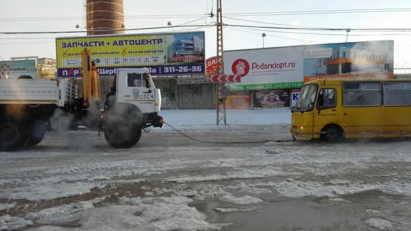 У Росії машини примерзли до дороги через прорив труби