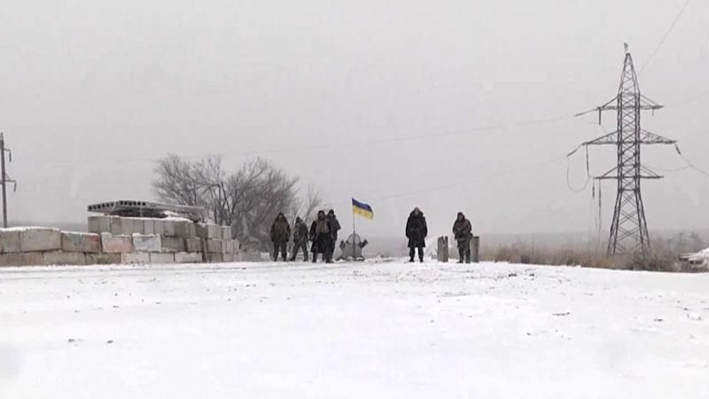 Бойцы с последнего блокпоста перед Донецком показали свой быт