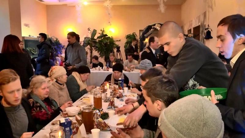 Волонтери влаштували справжнє свято для 300 безхатьків Волонтери влаштували справжнє свято для 300 безхатьків