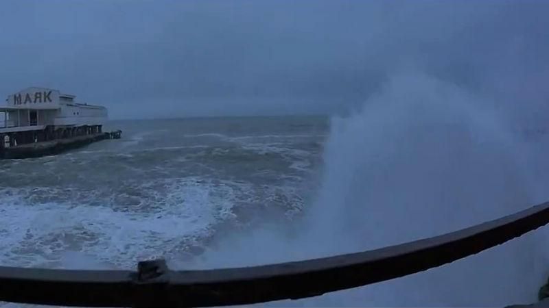 Шторм в Алушті: метрові хвилі накрили узбережжя і винесли на берег тонни гальки