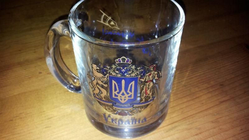 Российский производитель штампует чашки с надписями "Слава Украине"