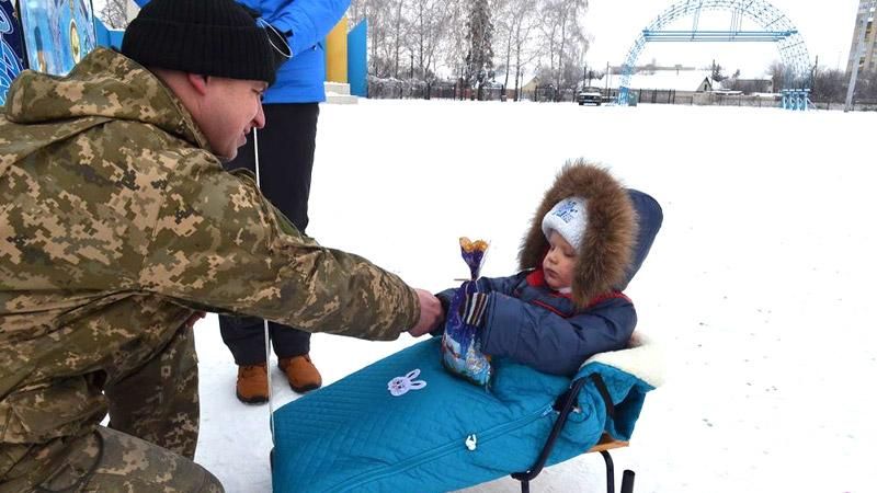 Военные раздали подарки детям Донбасса прямо на улицах