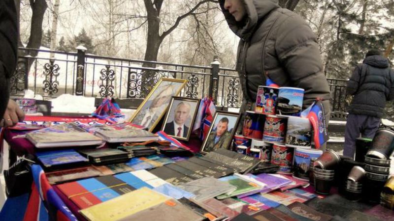 Фотофакт: на Різдво замість смаколиків в Донецьку продають портрети Путіна