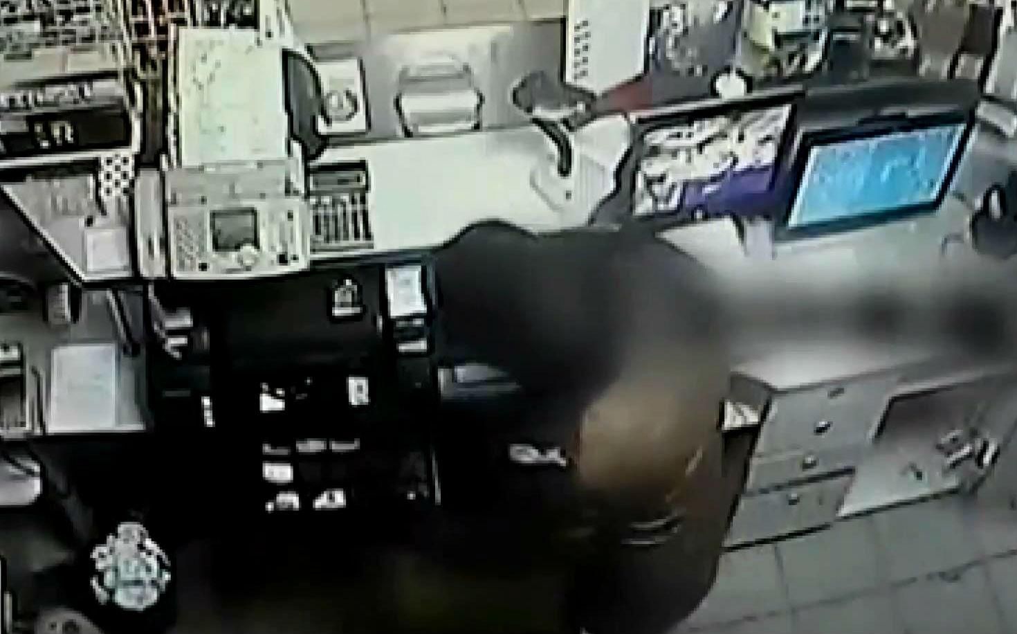 Озброєні чоловіки пограбували АЗС у Харкові Озброєні чоловіки пограбували АЗС у Харкові