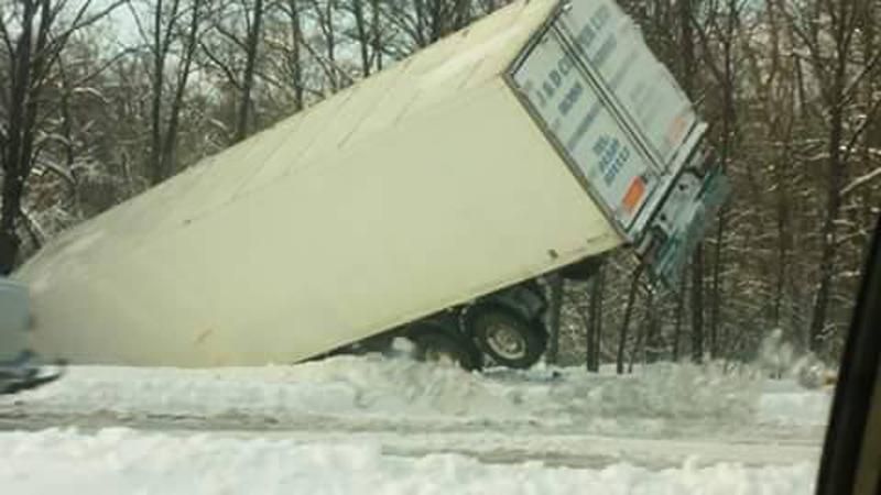 Масова аварія через негоду на Київщині: фура злетіла у кювет, є жертви Масова аварія через негоду на Київщині: фура злетіла у кювет, є жертви