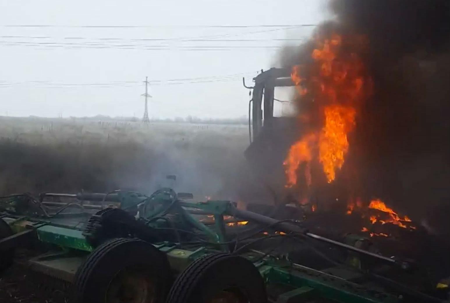 На ворожій міні підірвався трактор