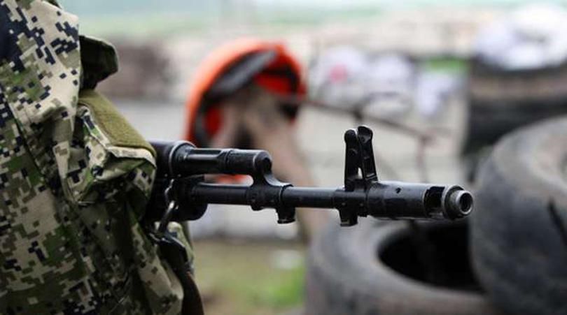 Провокации боевиков продолжаются: украинских военных обстреляли снайперы