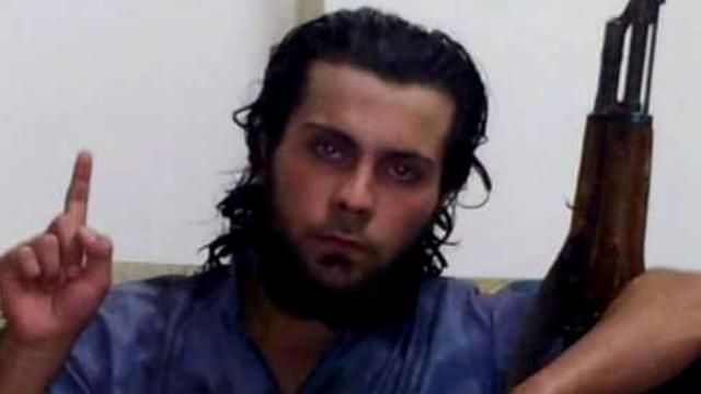 Террорист ИГ публично казнил свою мать за "отступничество" Террорист ИГ публично казнил свою мать за "отступничество"