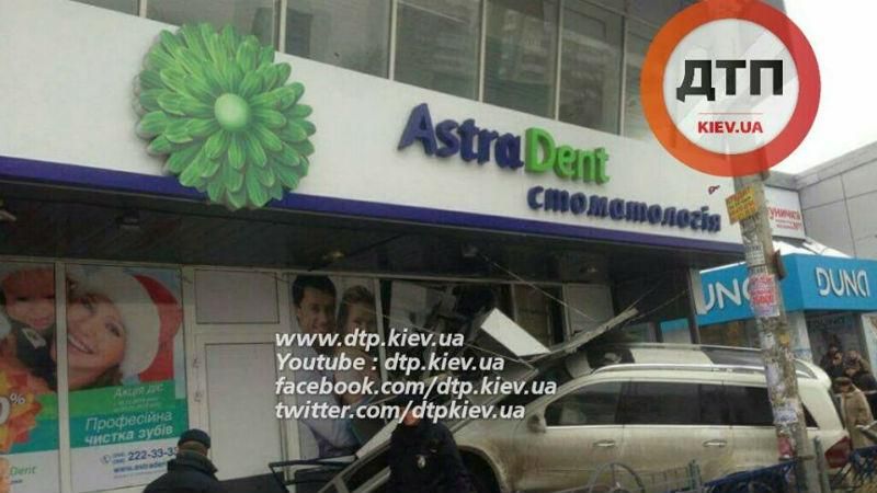 Mercedes влетів у стоматологічну клініку. Є жертви Mercedes влетів у стоматологічну клініку. Є жертви