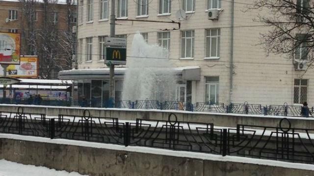 Посреди Киева бьет огромный фонтан воды